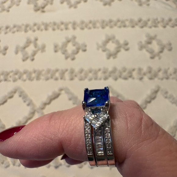 Dazzling Silver Ring with Blue Gemstone - Picture 2 of 3